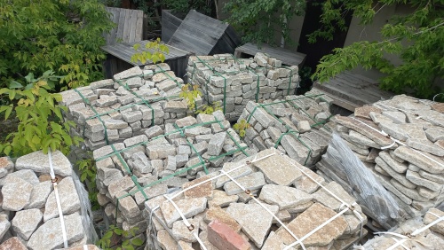 Гранитный плитняк галтованный для мощения купить в Кизеле