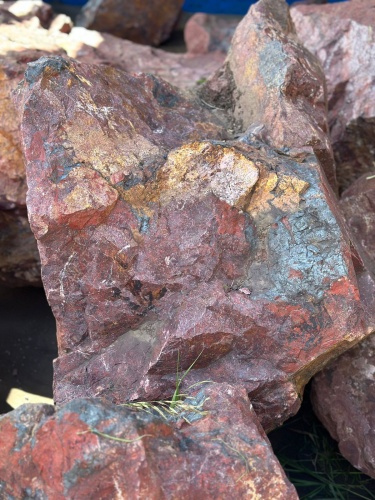 Камни для ландшафтного дизайна красно-фиолетовые 10-60 килограмм купить в Кизеле