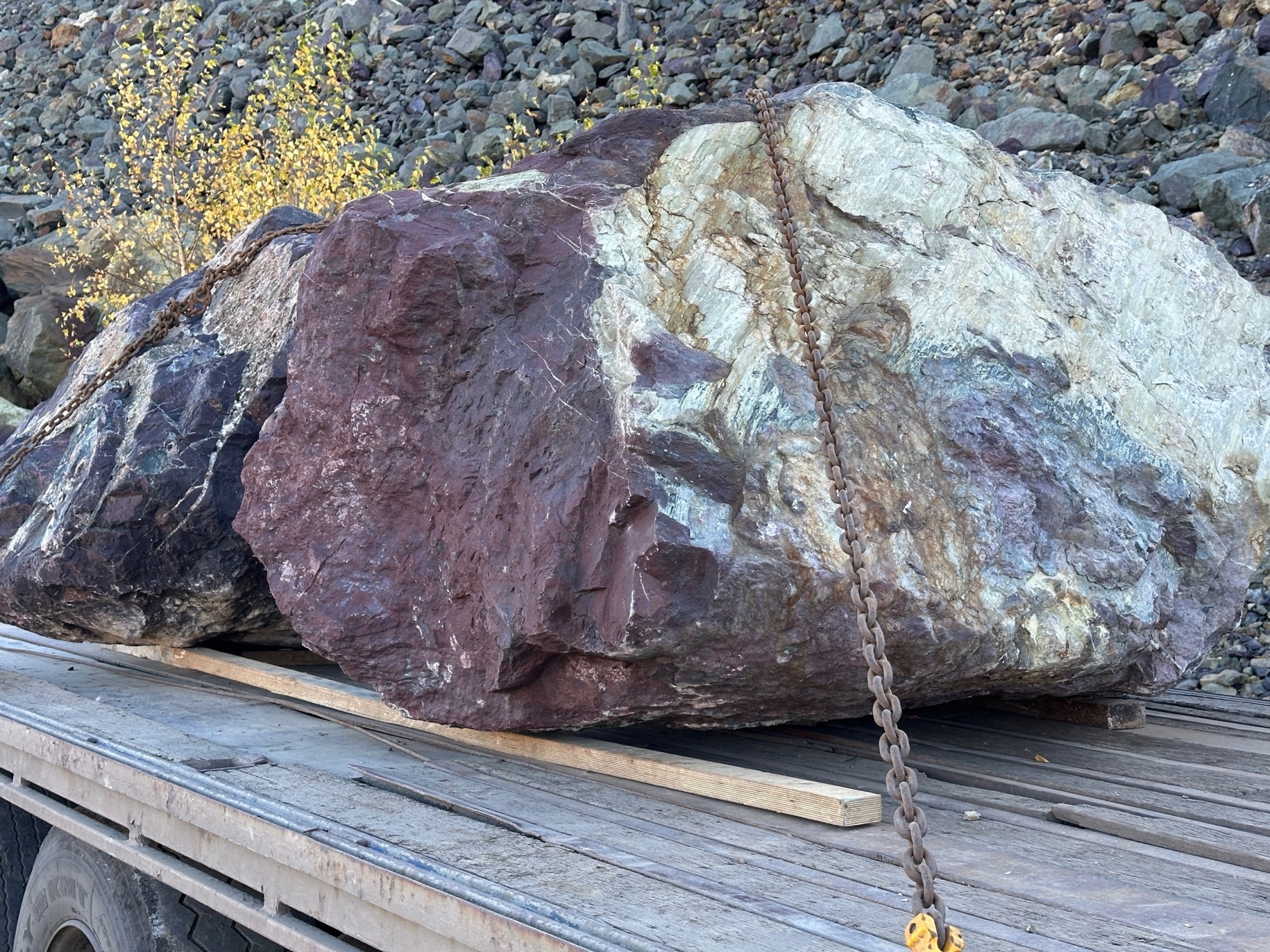 Огромные красно-фиолетовые валуны для ландшафтного дизайна весом более 5 тонн купить в Кизеле