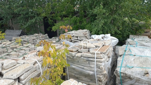 Плитняк галтованный гранитный для ландшафтного дизайна купить в Кизеле