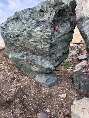 Гигантские зелёные валуны для ландшафтного дизайна весом более 5 тонн купить в Кизеле