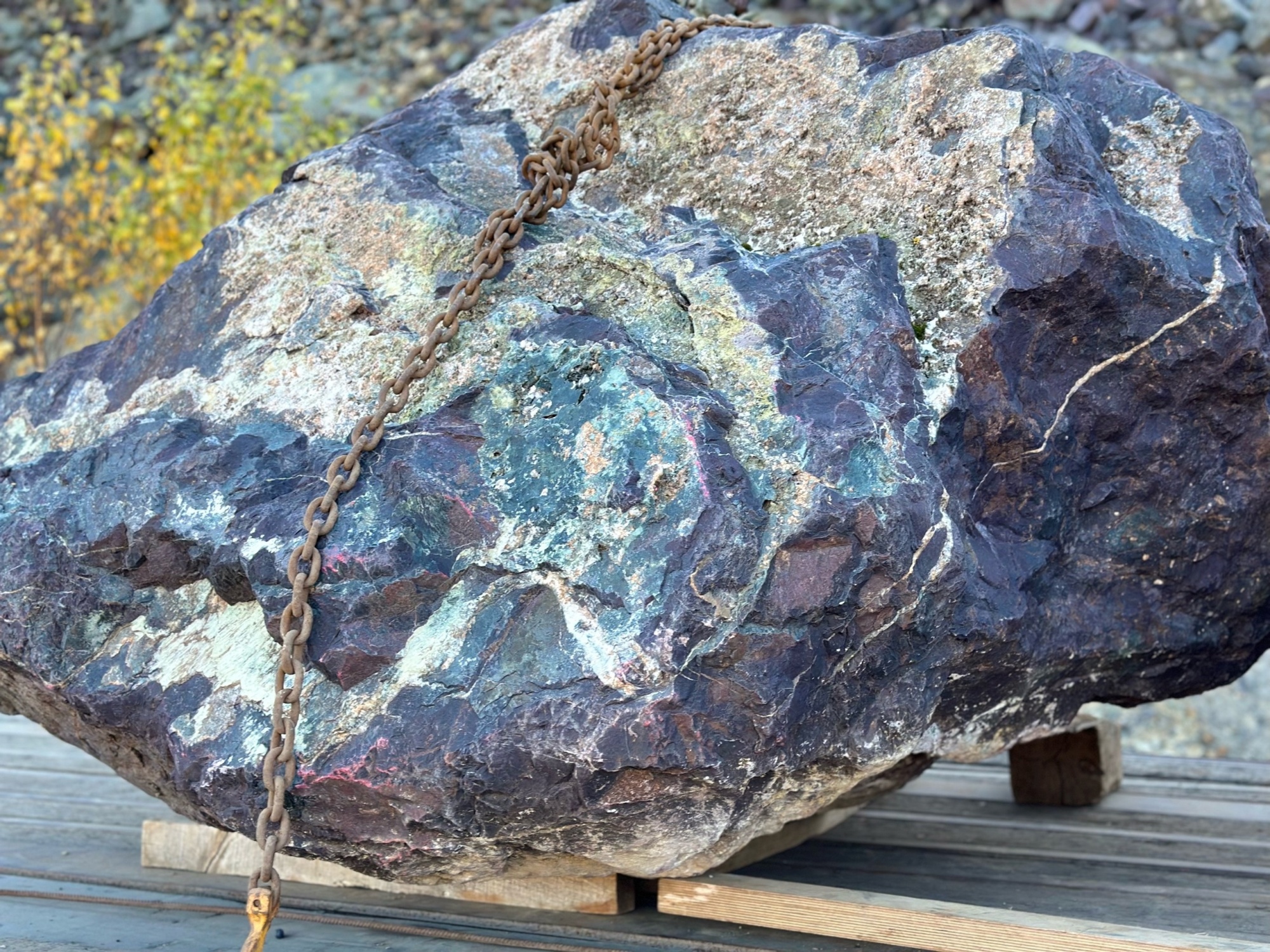 Огромные красно-фиолетовые валуны для ландшафтного дизайна весом более 5 тонн купить в Кизеле