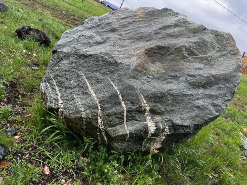 Гигантские зелёные валуны для ландшафтного дизайна весом более 5 тонн купить в Кизеле