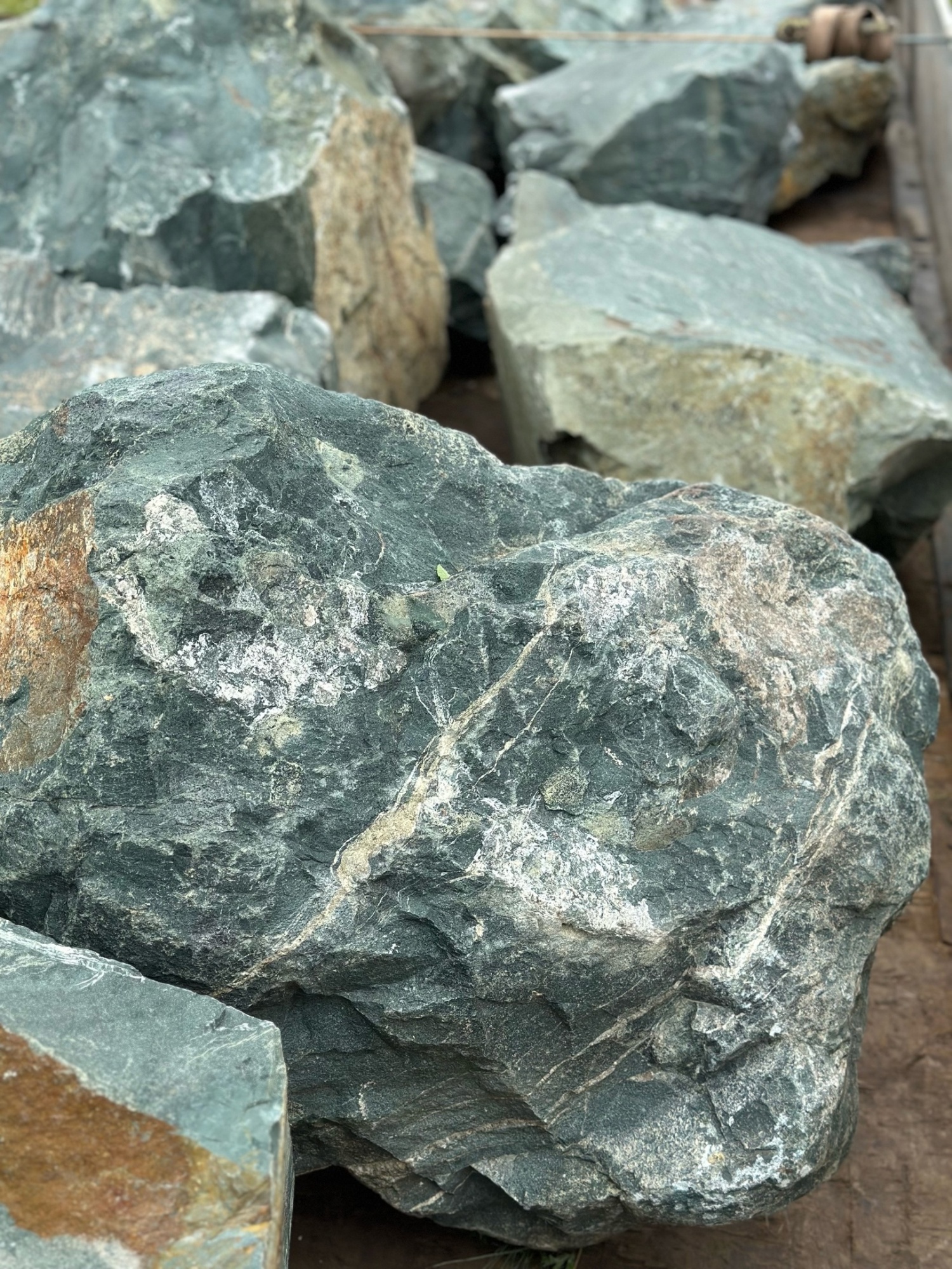 Камни для ландшафтного дизайна зелёные 10-60 килограмм купить в Кизеле