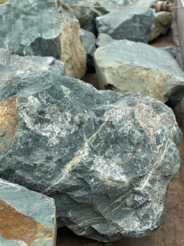 Камни для ландшафтного дизайна зелёные 10-60 килограмм купить в Кизеле