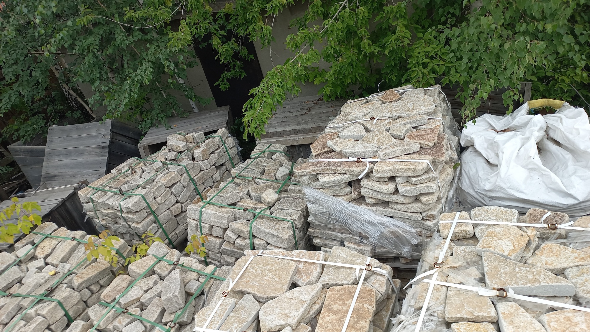 Плитняк гранитный галтованный купить в Кизеле