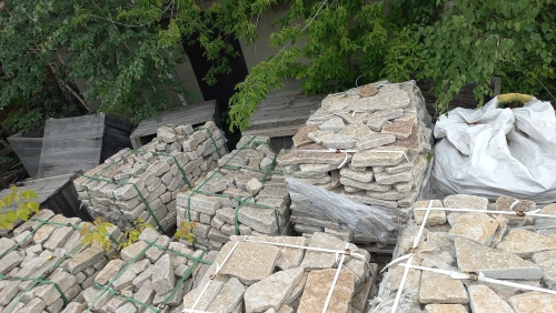 Гранитный плитняк галтованный для мощения купить в Кизеле