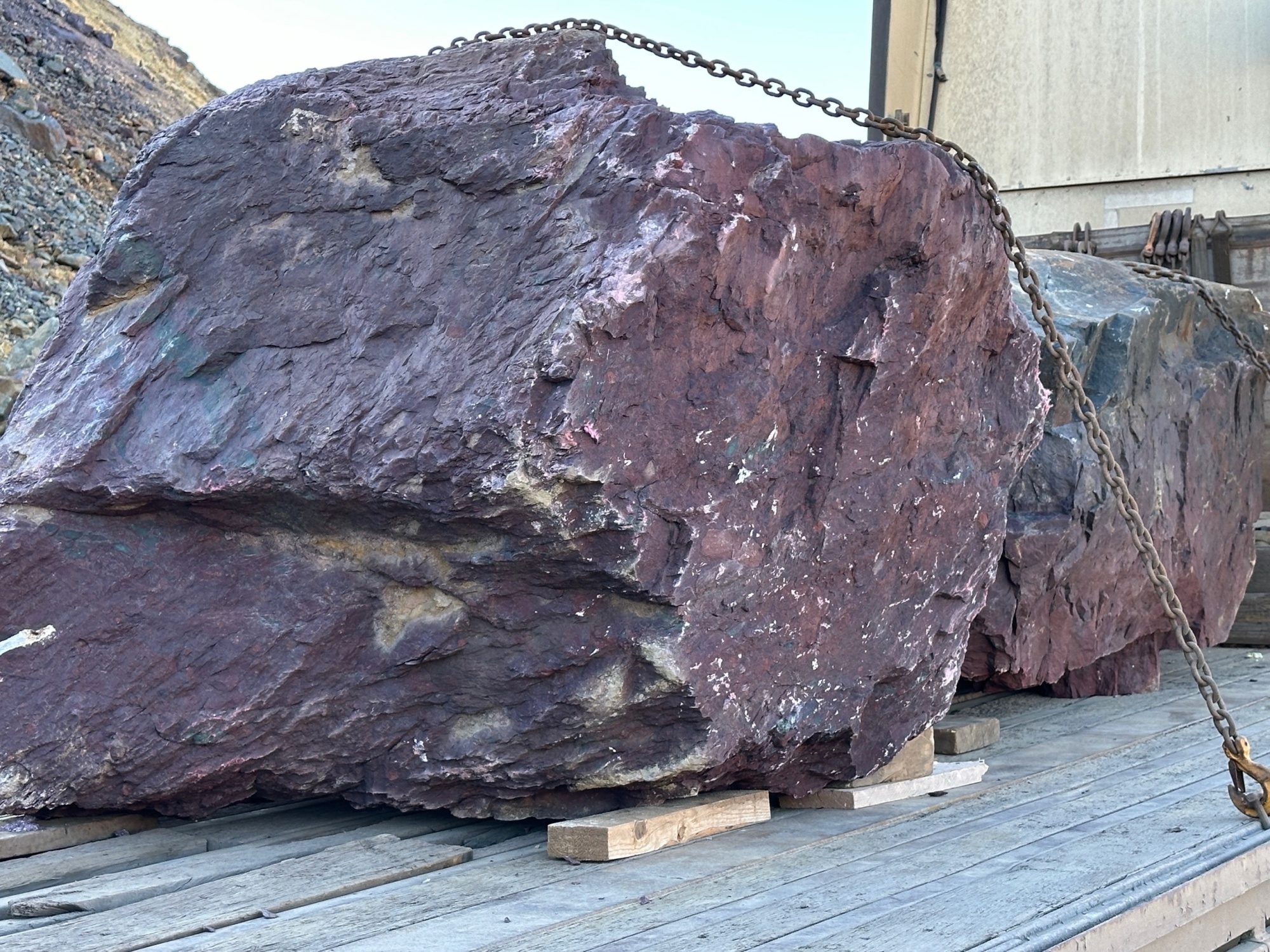 Огромные красно-фиолетовые валуны для ландшафтного дизайна весом более 5 тонн купить в Кизеле