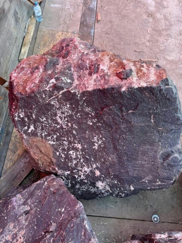 Камни для ландшафтного дизайна красно-фиолетовые 10-60 килограмм купить в Кизеле