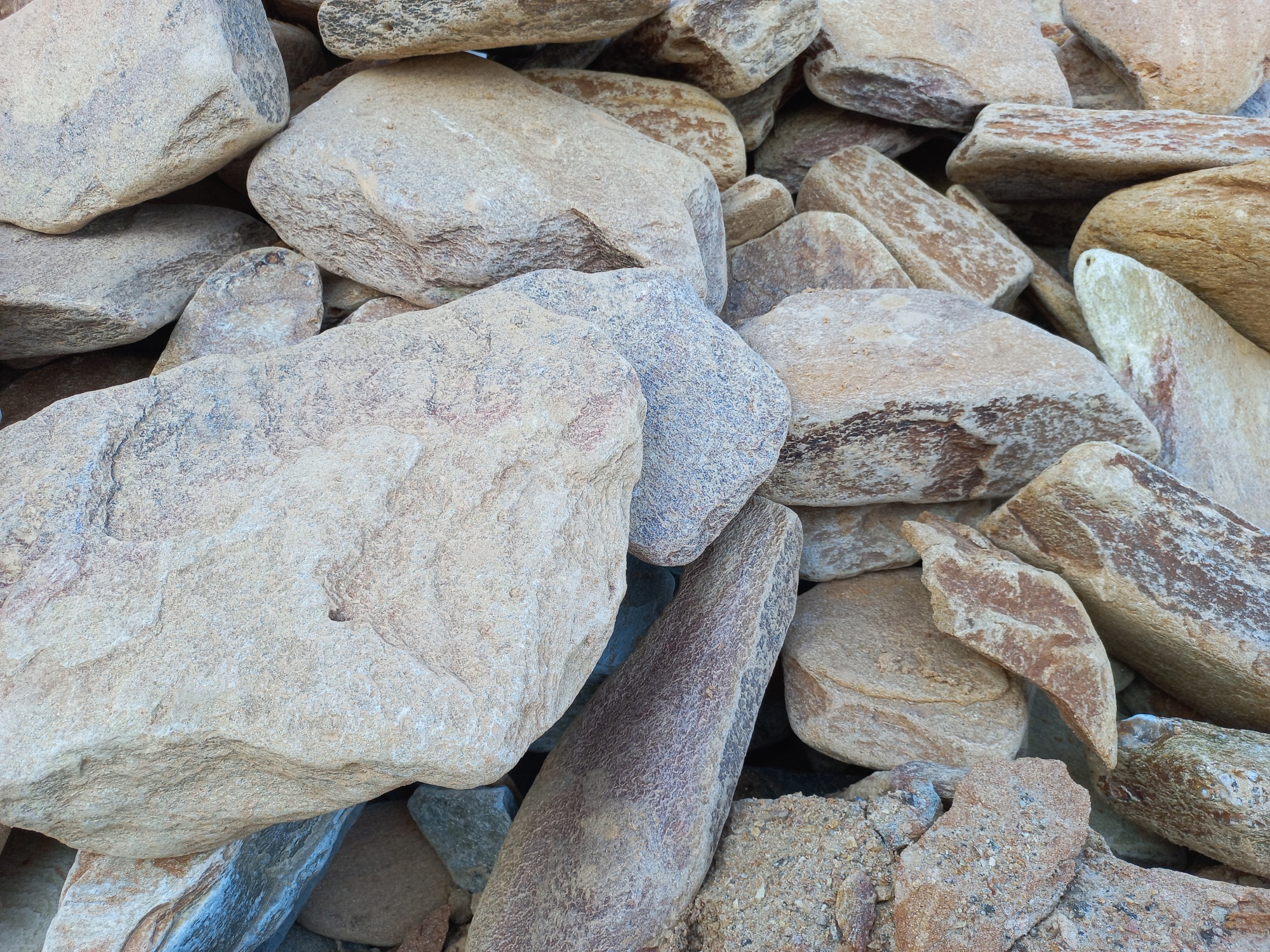 Златолит жёлтый, жёлто-зелёный глыбки и валуны для ланшафтного дизайна купить в Кизеле