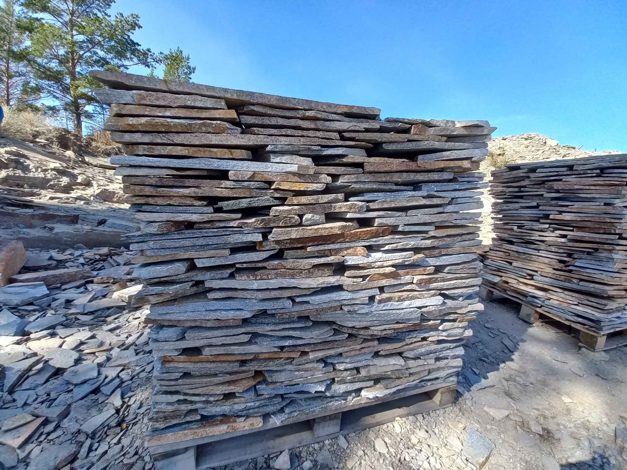 Плитняк златолит серебристый для фасада купить в Кизеле