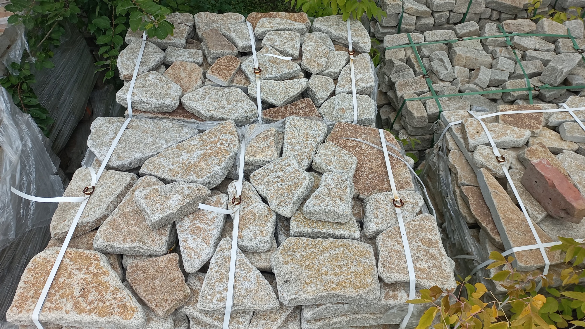 Гранитный плитняк галтованный для мощения купить в Кизеле