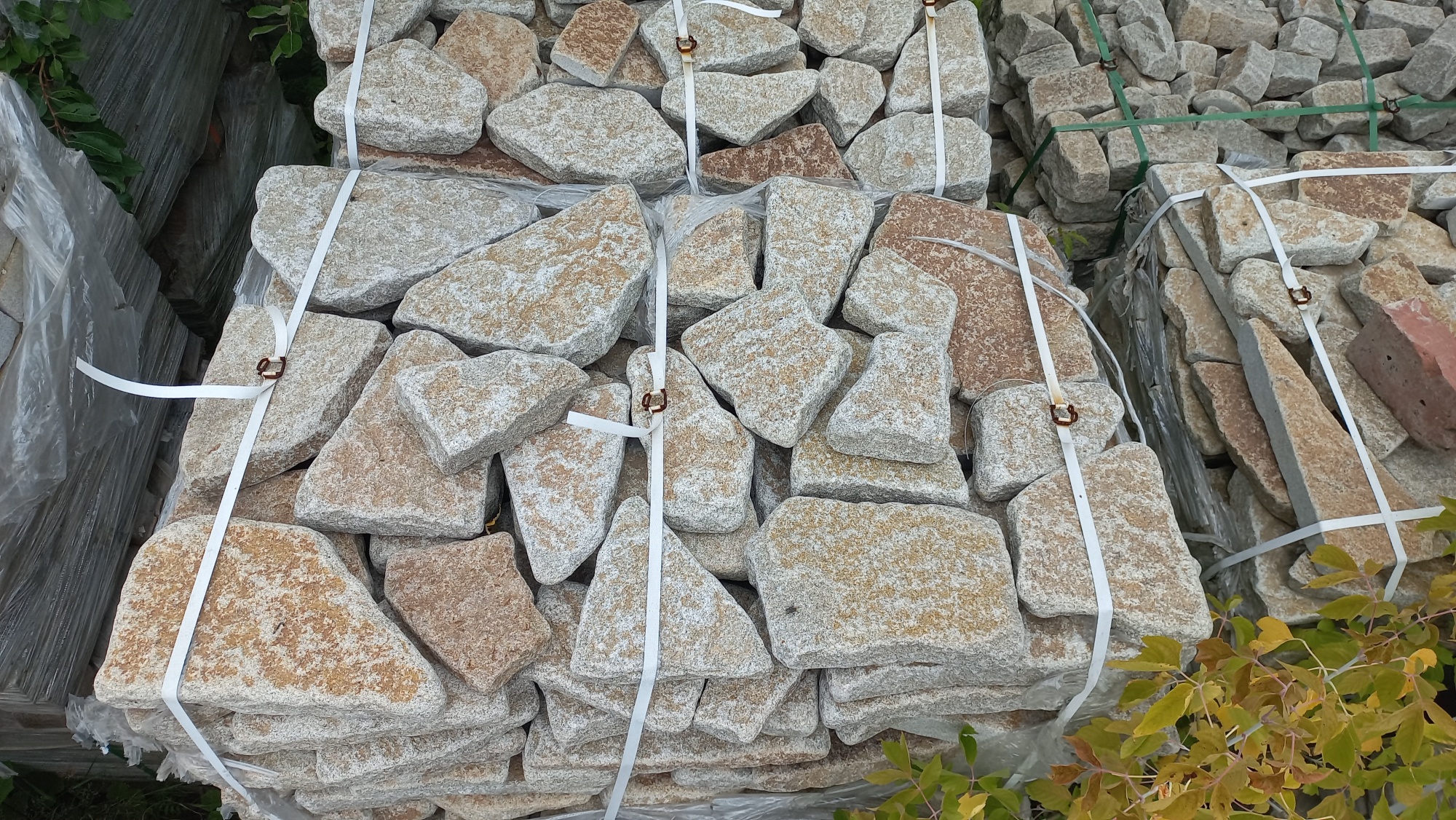 Плитняк галтованный гранитный для ландшафтного дизайна купить в Кизеле