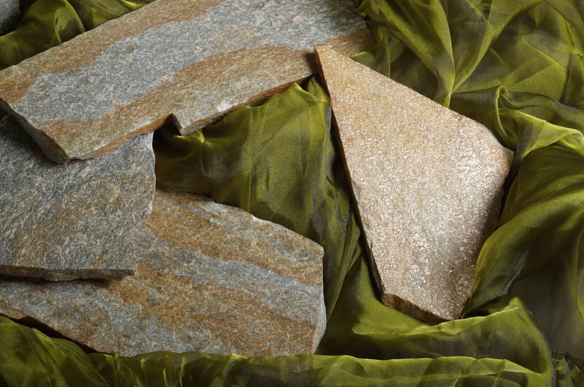 Плитняк златолит Уральский для цоколя, отмостки купить в Кизеле