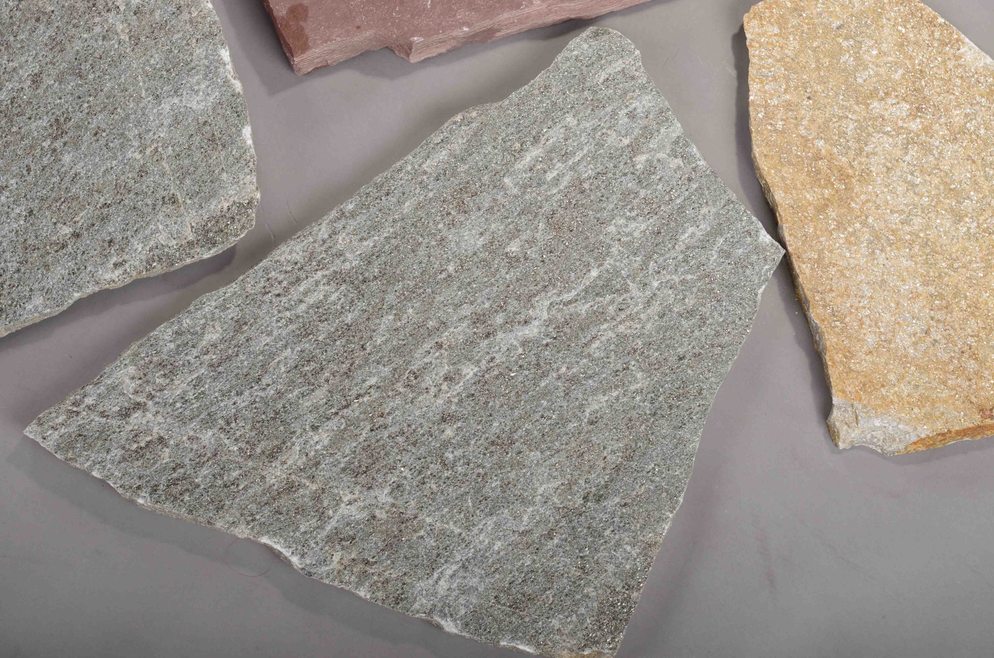 Плитняк златолит Уральский для цоколя, отмостки купить в Кизеле