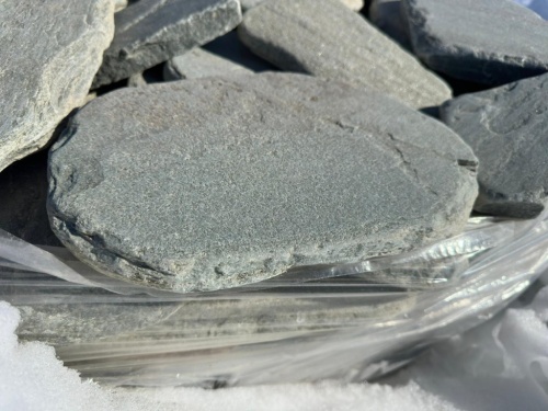 Плитняк златолит зелёный галтованный для мощения на бетон купить в Кизеле